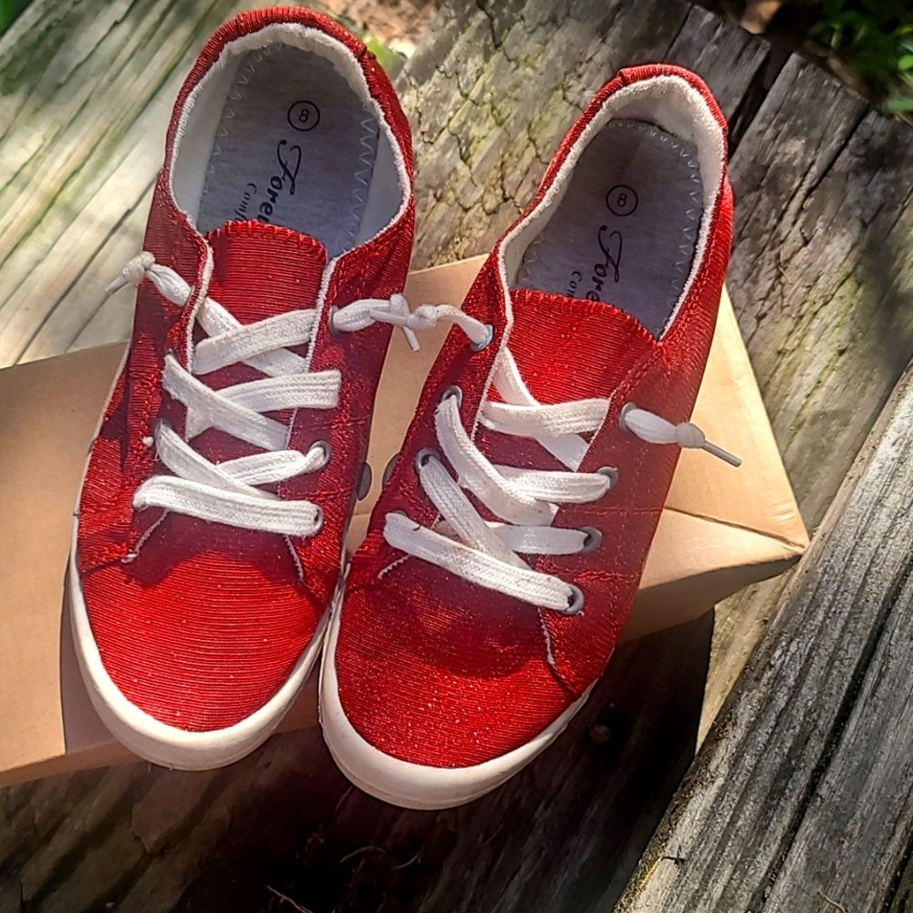 Tennis shoes